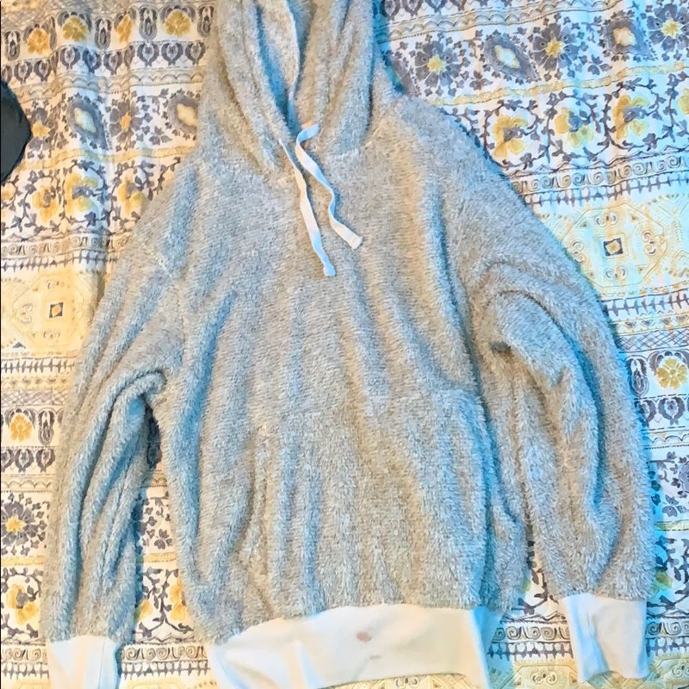 grey long sleeved sweatshirt